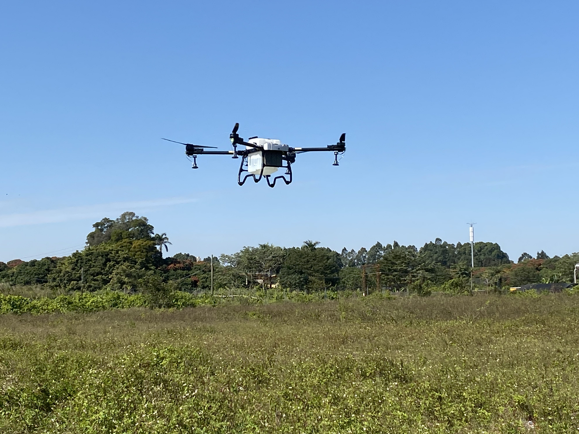 农用无人机“飞防” 科技助农保丰收